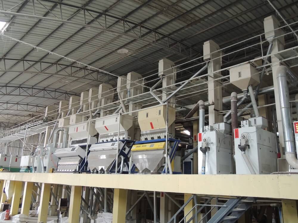 鴻豐米業(yè)精米生產(chǎn)年加工能力10萬(wàn)噸,圖為生產(chǎn)設備一角