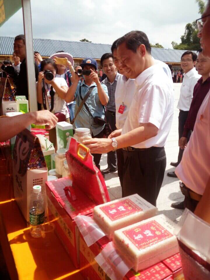 自治區黨委書(shū)記彭清華在貴港市富硒農產(chǎn)品現場(chǎng)了解我公司富硒產(chǎn)銷(xiāo)情況